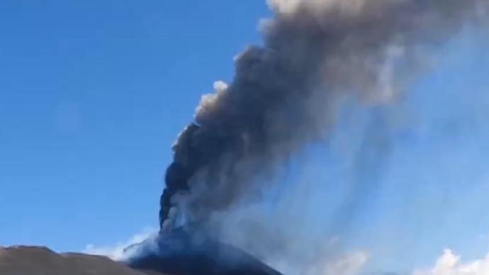 意大利埃特納火山再次噴發，火山灰柱高達5000米