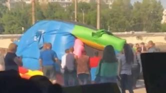 俄罗斯一充气城堡被吹翻，两女童遭掀飞重摔在地