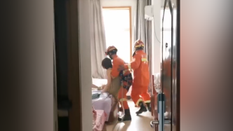 消防员走“猫步”救回轻生女子，关窗防其反扑