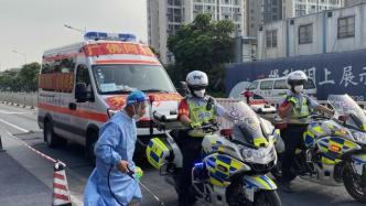 广东疫情封闭小区3名考生坐救护车赶考，交警护送