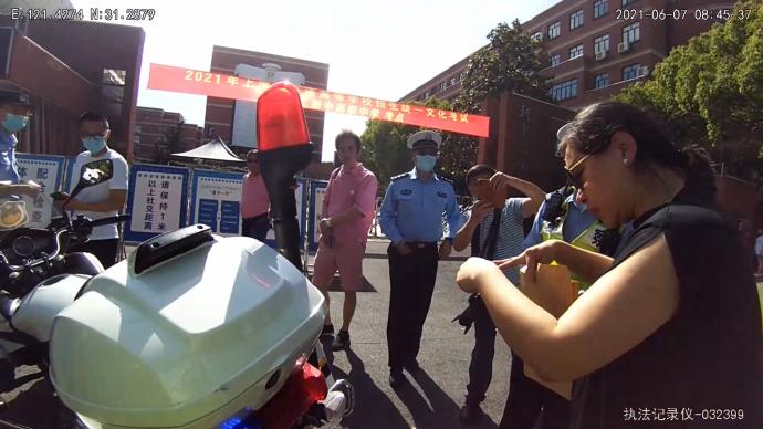 高考考生将考试证件落在家中，交警变身“闪电侠”火速送达