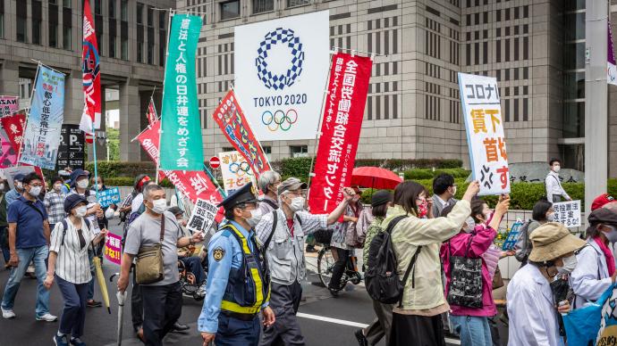 日本数百民众上街游行，要求取消东京奥运会