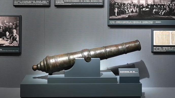 这门“靖夷”铜炮在江中捞获，现于中共一大纪念馆中讲述历史