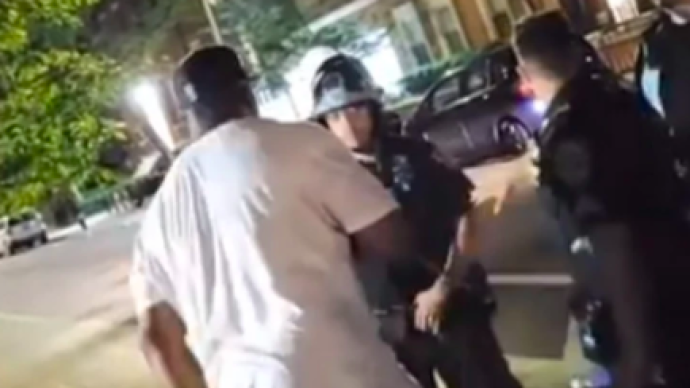 美非裔男子骂亚裔警察“中国佬”，自称非裔不是种族主义者