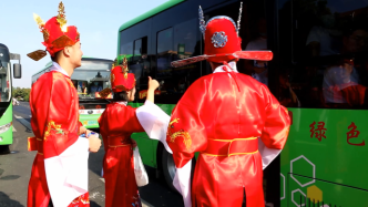 老板带员工穿状元服为高考生服务：当年自己也获得过帮助