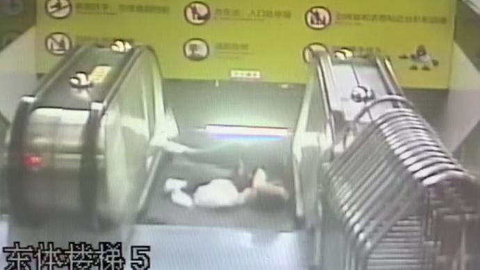 惊险！上海一地铁站内女子头发被扶梯夹住，民警及时救援