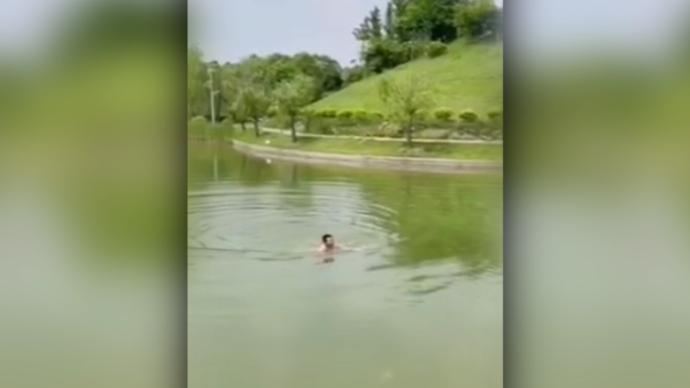 考生的准考证掉湖里，体育老师跳水捞起