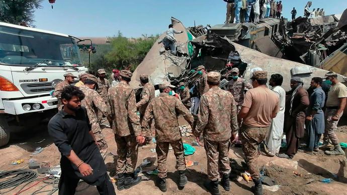 巴基斯坦火车相撞事故目击者：曾试图联系火车站，但为时已晚