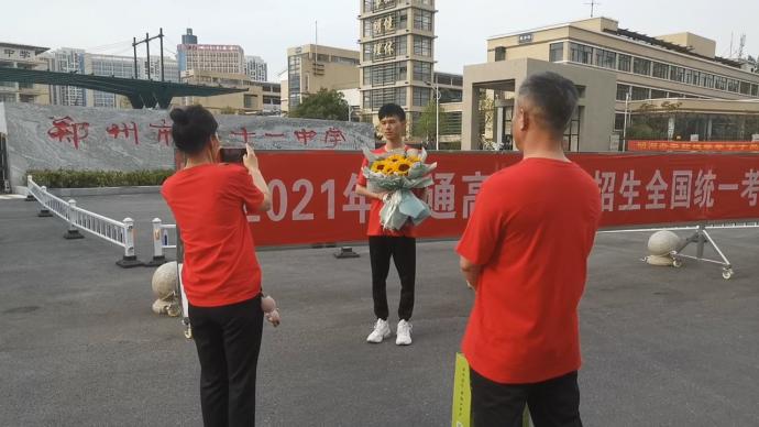 父母專程請假穿紅衣陪考:瞞著孩子給他個(gè)驚喜