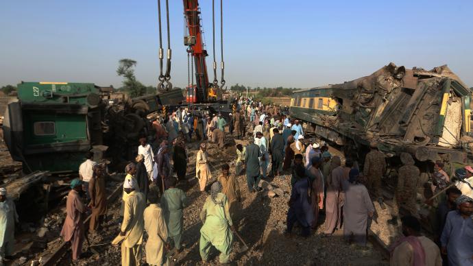 探访巴基斯坦列车事故现场：初步调查显示铁轨存故障