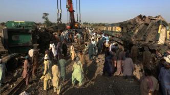 探访巴基斯坦列车事故现场：初步调查显示铁轨存故障