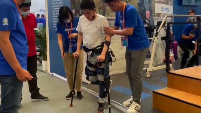智能外骨骼机器人专用于辅助下肢活动，试用者：比用拐杖还稳
