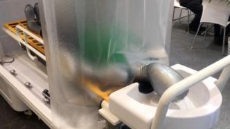 智能洗澡機服務(wù)失能老人：上下兩組噴灑，躺著也能洗到背部