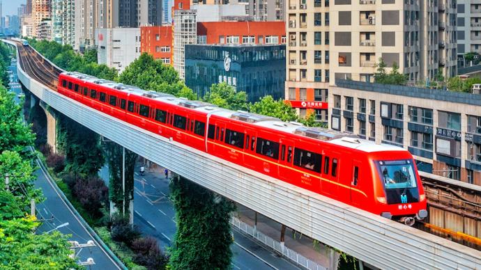 武汉地铁“初心号”发车，市民坐上“移动红色博物馆”