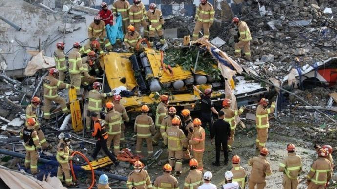 韩国一建筑物倒塌砸中公交车，已致9死8伤