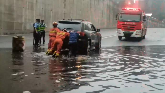 女司机驾车误入积水涵洞被困，消防员蹚水推车营救