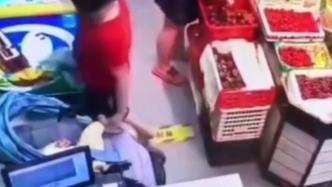 警方通報“大媽掐傷四個月嬰兒”：嫌嬰兒車擋路，已拘留