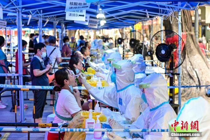 6月10日,广东省广州市,市民在荔湾区龙津华府临时核酸检测点接受核酸检测。中新社记者 陈骥旻 摄
