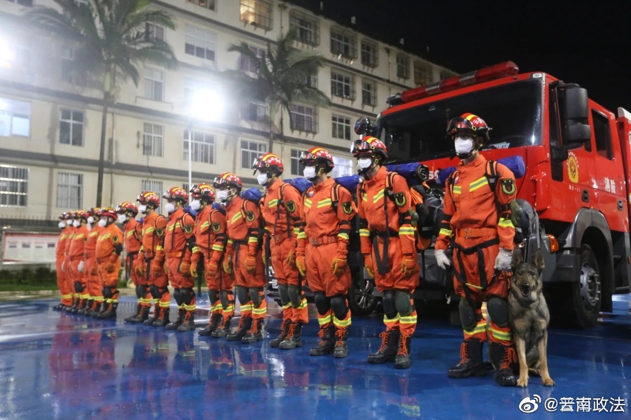 地震发生后,普洱市消防救援支队第一时间迅速调集支前突分队、地震救援分队共计44车220人8犬,携带72小时自我保障物资以及生命探测、破拆起重、顶撑支护等装备器材3114余件套在营区集结,随时做好跨区域增援准备。@云南政法 图