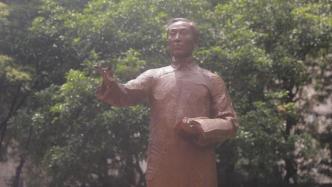 持《共产党宣言》宣讲马克思主义，陈望道雕塑在复旦大学揭幕