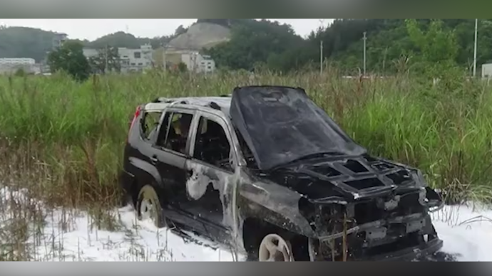 男子荒草地试车陷入沙地，猛踩油门引发火灾