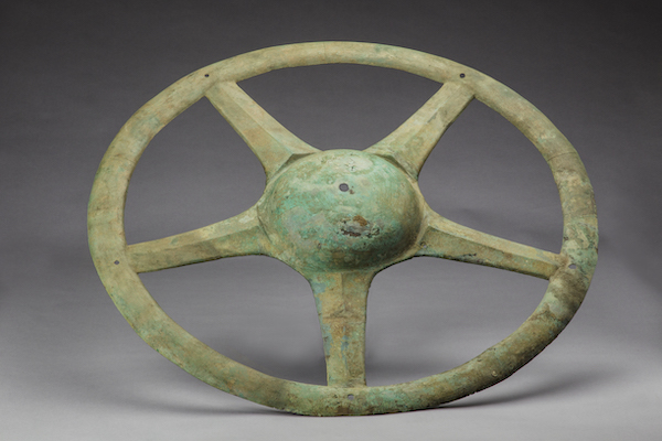铜太阳形器  商 一级文物 1986年出土  现藏于四川广汉三星堆博物馆