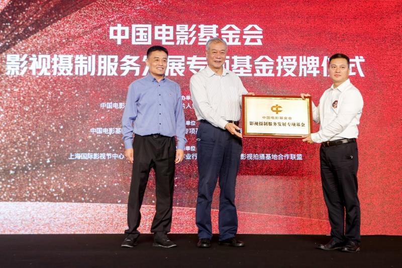 《人潮汹涌》的出品人和制作人顾晓东作为片方代表向来宾分享上海拍摄