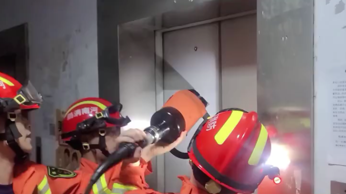孕妇被困电梯缺氧，消防破拆电梯救援