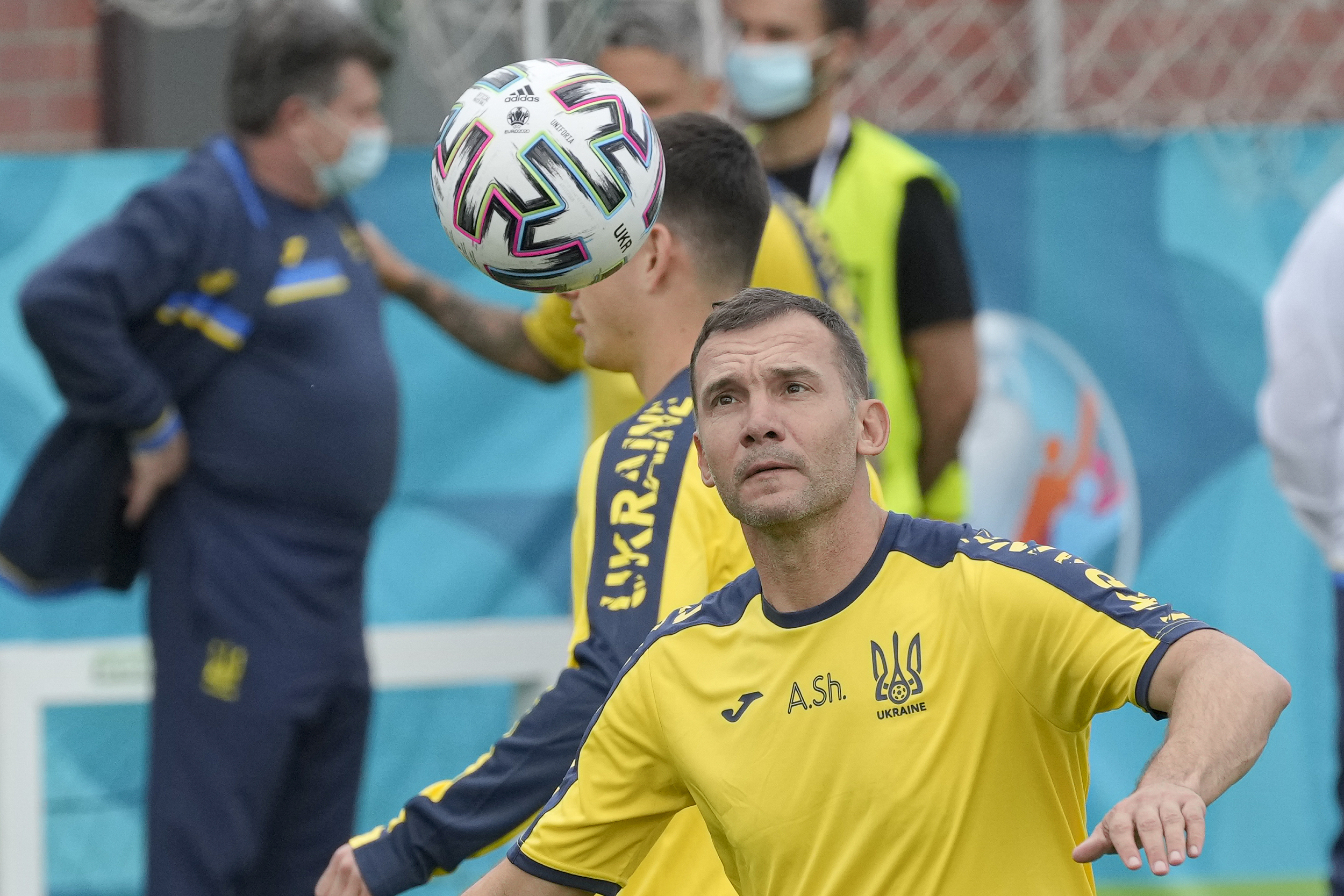 特写｜5年重塑乌克兰足球，教练席上的舍甫琴科帅气威严