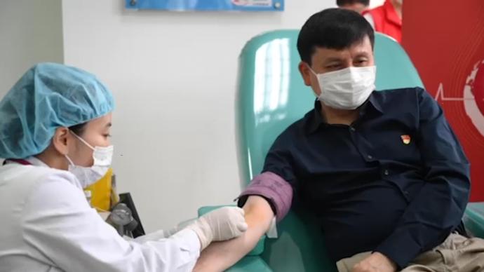 “献血才是送安康”，张文宏等32位华山医院医生端午献血