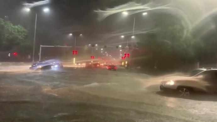 濮阳暴雨汽车被淹，有市民在积水中游泳