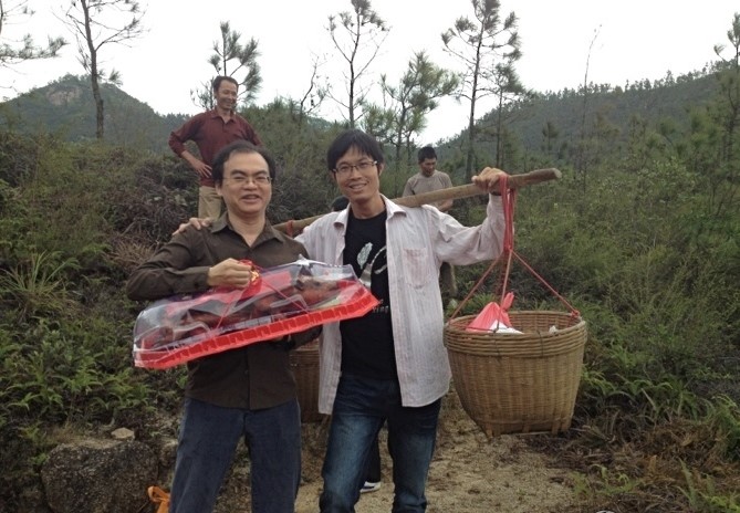 和学长一起去拜山。作者拍摄,2013年3月24日
