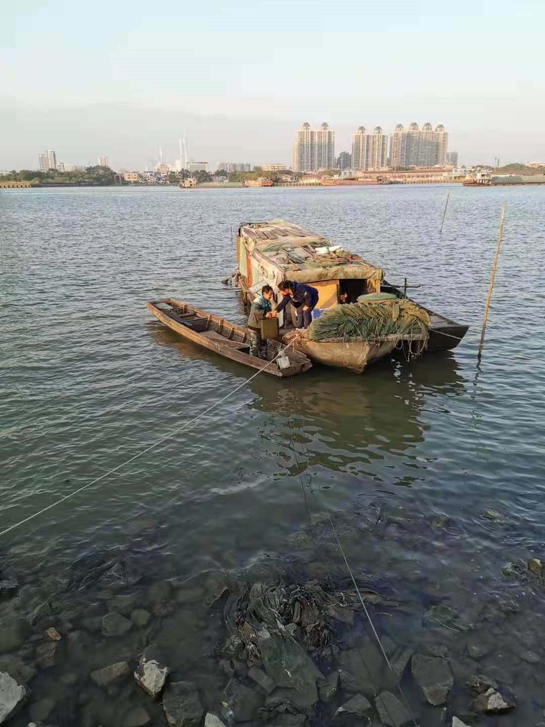 珠江边的疍民。作者拍摄,2020年12月19日