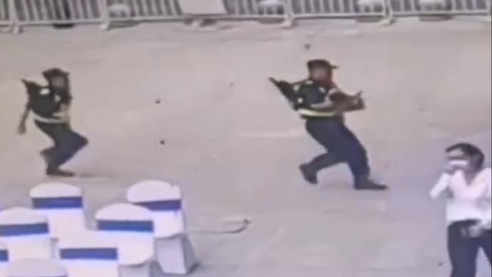 南京一男童被电梯夹伤，辅警狂奔送医