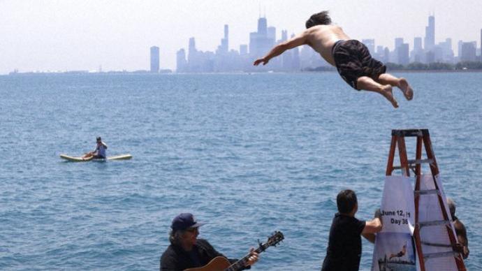 缓解疫期压力，美国一男子连续365天“跳湖”