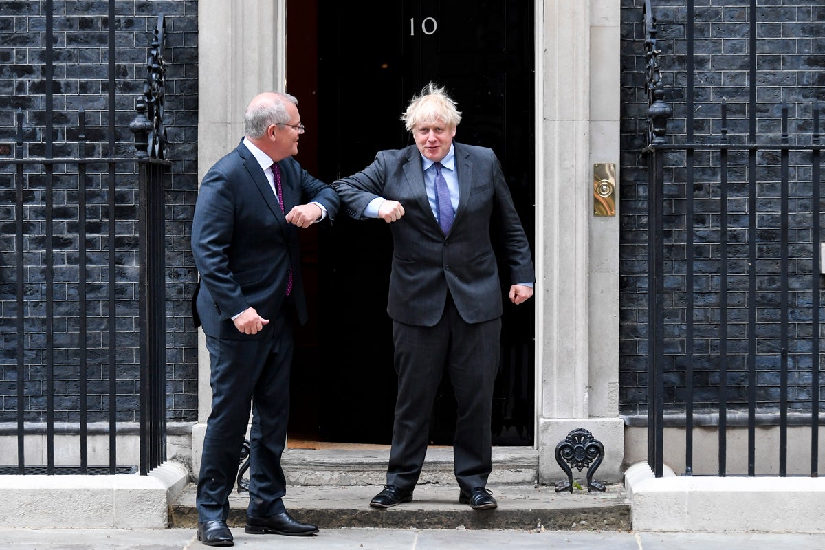 英国首相约翰逊与澳大利亚总理莫里森在英国首相府前（图片来自英国《独立报》）