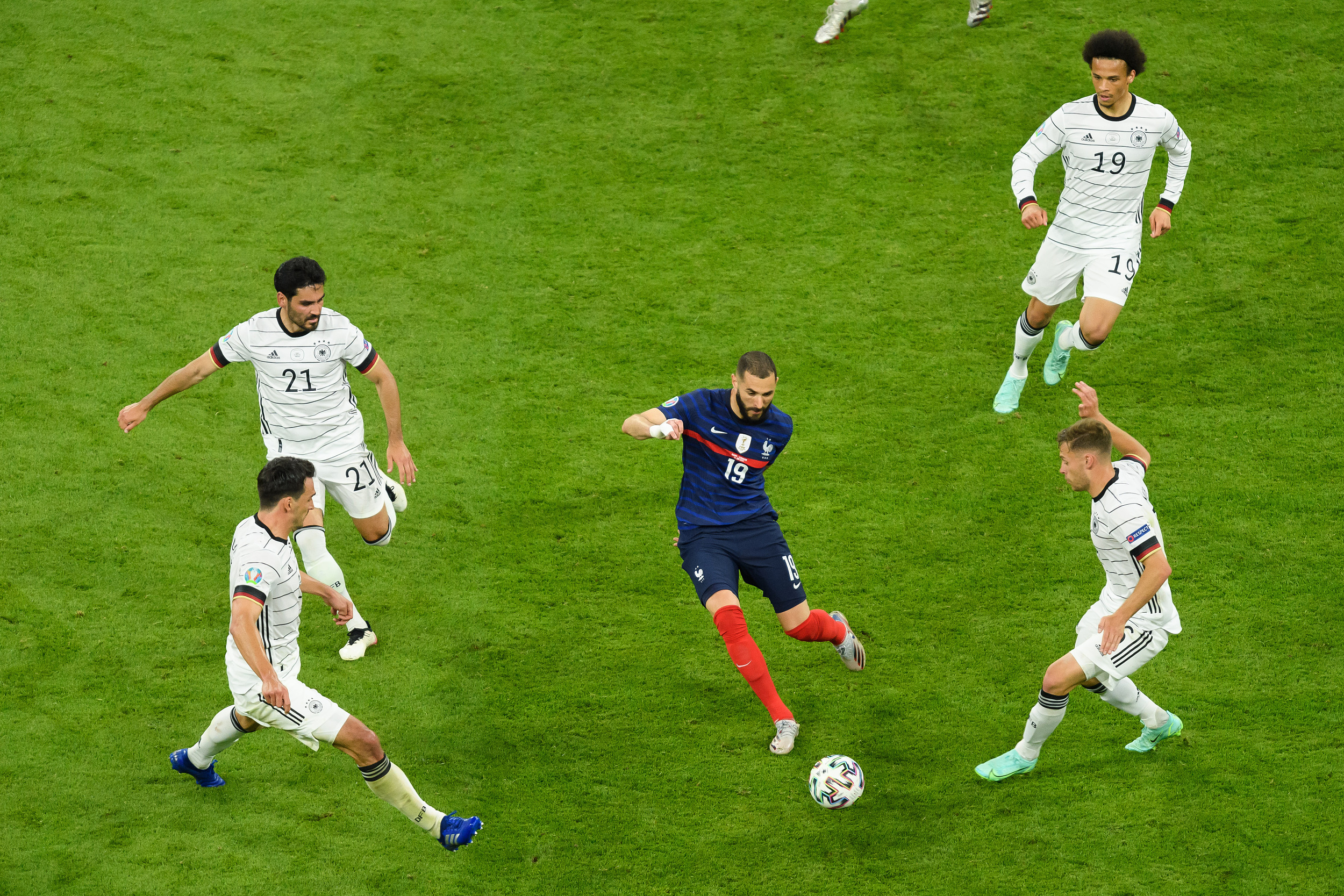 德国球员包围本泽马。