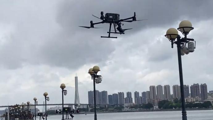 广州60架无人机高空喊话提醒市民戴好口罩