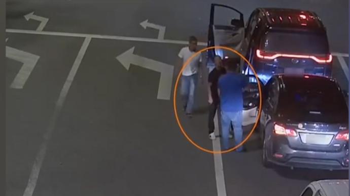 两次绿灯不走司机还下车挑衅后车，结果来了一车便衣警察
