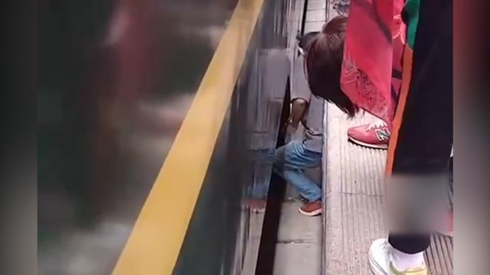 儿童掉入站台和列车缝隙，小伙跳下救人
