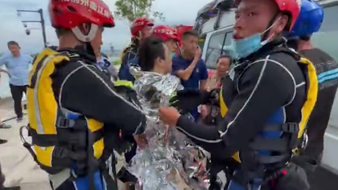 落水女子江中漂浮一个多小时失温，消防取来锡纸将她包住