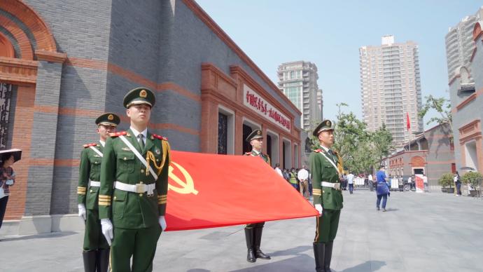 上海南京路上的网红人墙，也是学党史铸忠诚的武警中队