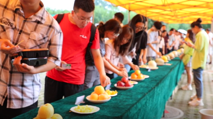 陕西一高校准备万斤水果送毕业生：都是自己种的