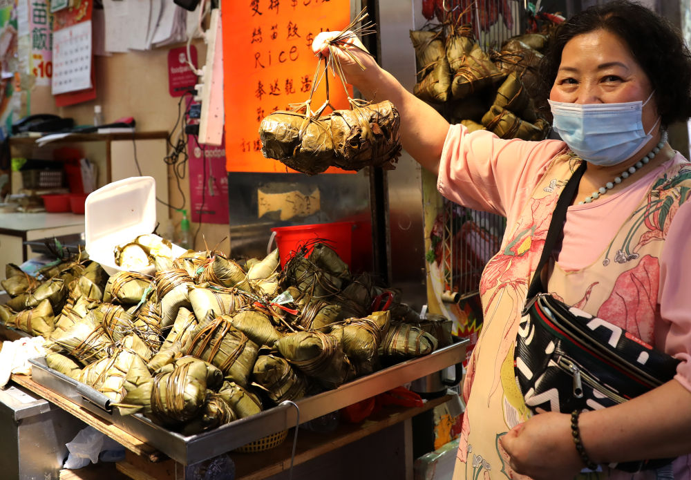 6月12日,香港湾仔街市的商贩在叫卖粽子.新华社记者 吴晓初 摄