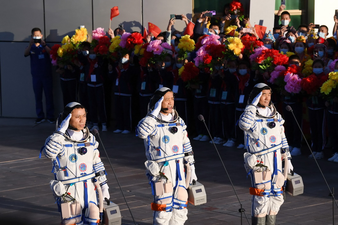 2021年6月17日6时30分许,聂海胜(中,刘伯明(右,汤洪波3名航天员领命