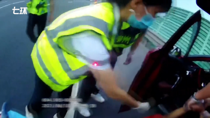 司機(jī)高速上突發(fā)腦出血,交警緊急救援