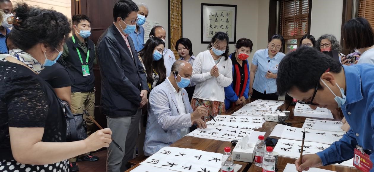 参访使节即兴写毛笔字