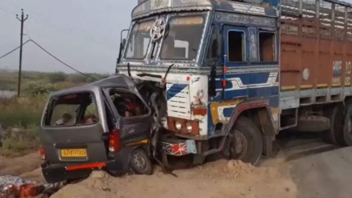 印度西部两车相撞，已致10人死亡