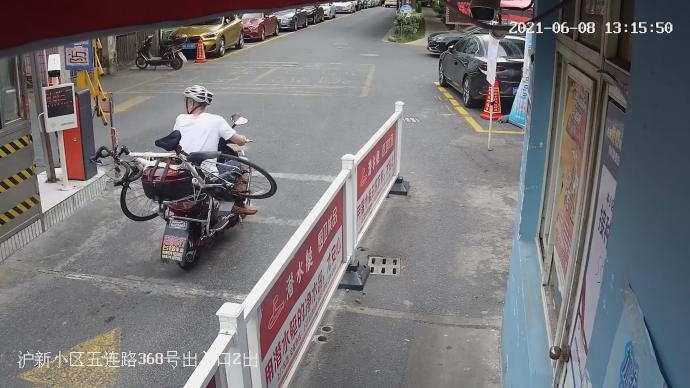 不走寻常路！这个偷山地车的男人竟将整车搬走了