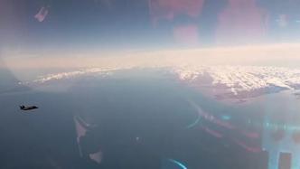 俄国防部公布图-160战略轰炸机在波罗的海上空巡航视频